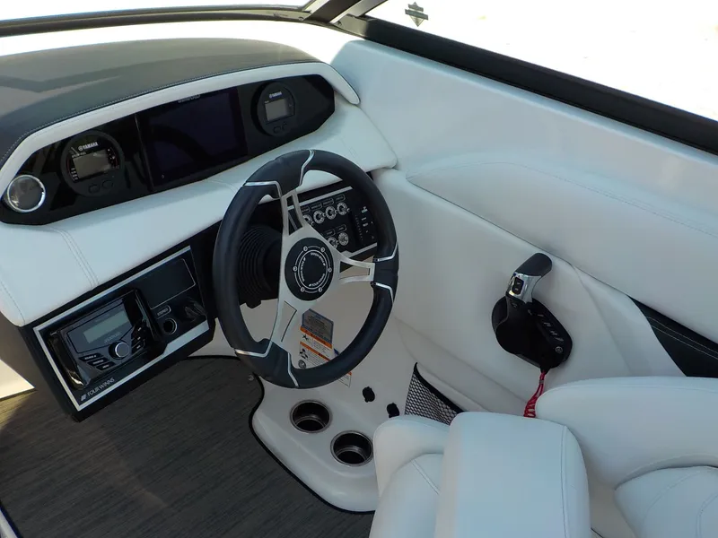 Slide: The Image of Four Winns HD8 OB 2023 - 35