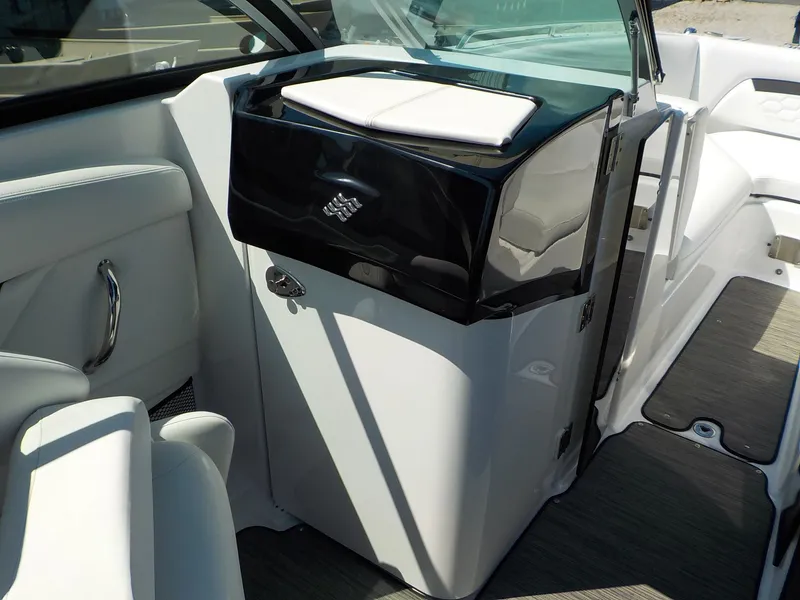 Slide: The Image of Four Winns HD8 OB 2023 - 36