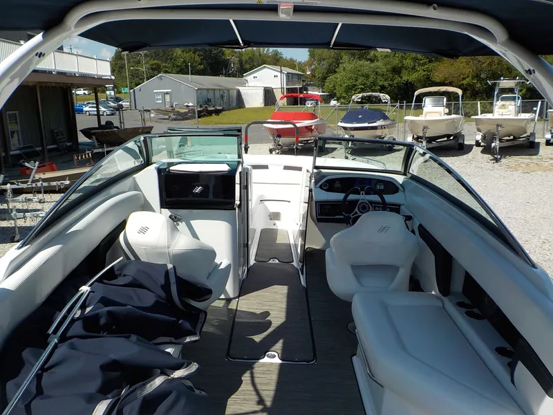 Slide: The Image of Four Winns HD8 OB 2023 - 9