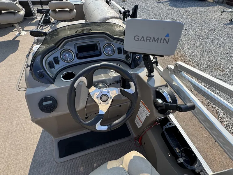 Slide: The Image of Sun Tracker Party Barge 24 DLX loaded with Electronics 2021 - 3