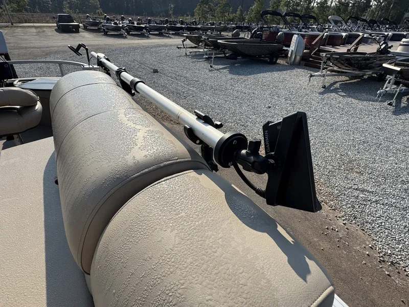 Slide: The Image of Sun Tracker Party Barge 24 DLX loaded with Electronics 2021 - 6