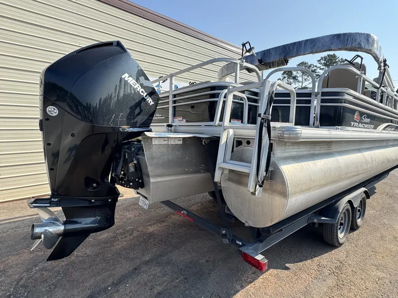 Slide: The Image of Sun Tracker Party Barge 24 DLX loaded with Electronics 2021 - 8