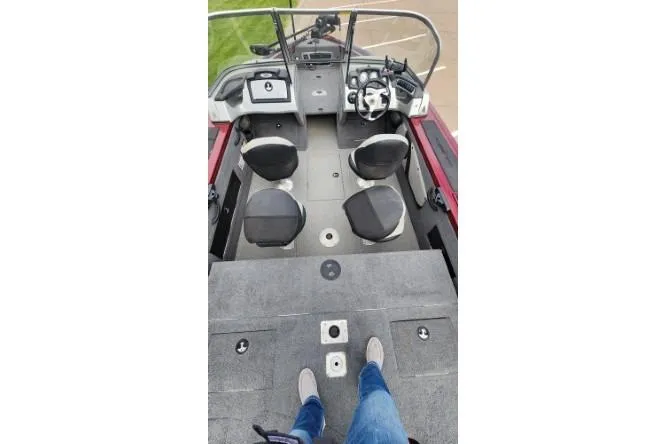 Slide: The Image of 2018 Tracker Targa V-18 Combo boat interior with seating and steering console. - 15