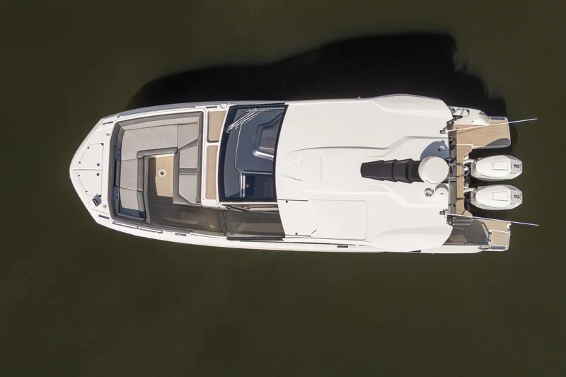 Slide: The Image of Galeon 325 2024 - 10