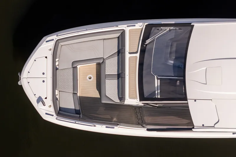 Slide: The Image of Galeon 325 2024 - 12