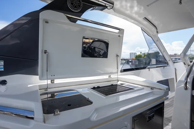 Slide: The Image of Galeon 325 2024 - 16