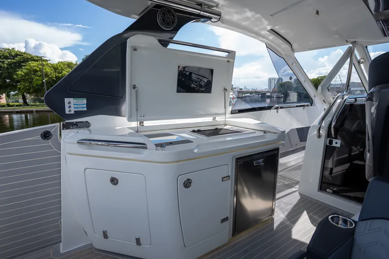 Slide: The Image of Galeon 325 2024 - 17