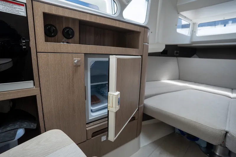 Slide: The Image of Galeon 325 2024 - 31