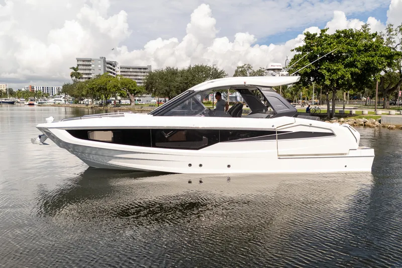 Slide: The Image of Galeon 325 2024 - 5