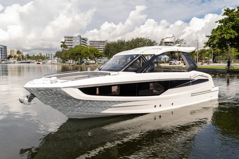 Slide: The Image of Galeon 325 2024 - 8