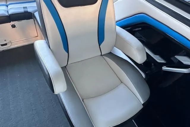 Slide: The Image of Yamaha Boats 2016 242X E-Series capacity label, 12 persons or 2200 lbs, safety compliance. - 20