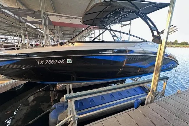 Slide: The Image of 2016 Yamaha Boats 242X E-Series, rear view, parked outdoors on a sunny day. - 5