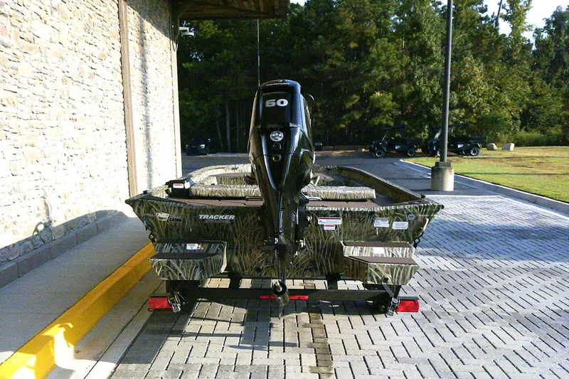 Slide: The Image of Tracker Grizzly 1860 CC 2026 - 3