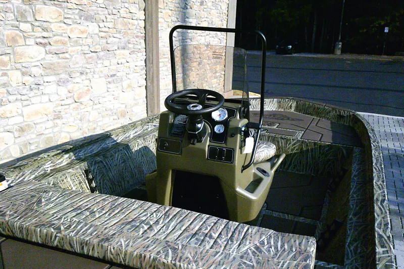 Slide: The Image of Tracker Grizzly 1860 CC 2026 - 4