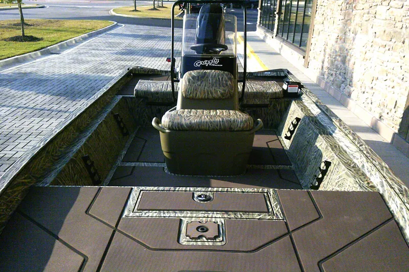 Slide: The Image of Tracker Grizzly 1860 CC 2026 - 5