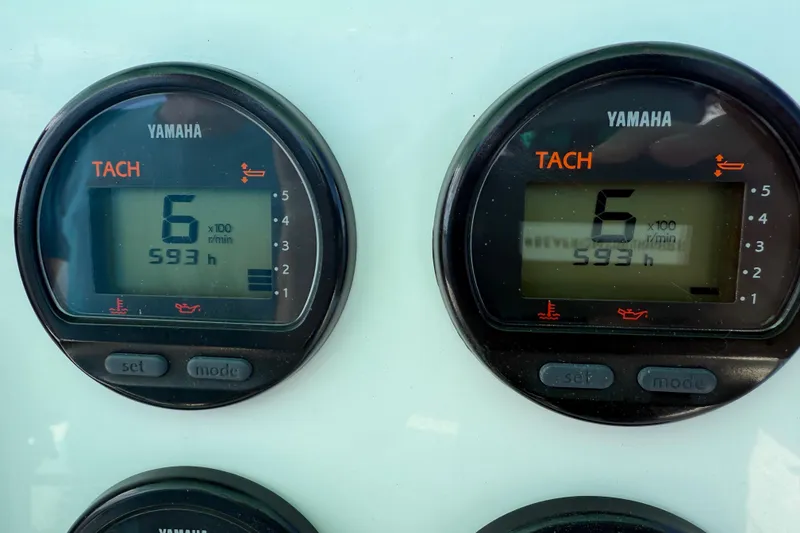 Slide: The Image of Yamaha tachometers displaying 600 RPM and 593 hours on a 2001 Regulator 32 Center Console. - 34