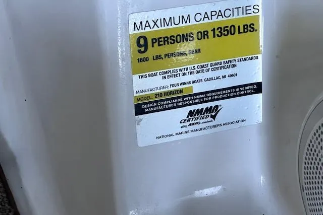 Slide: The Image of 2004 Four Winns 210 Horizon SS capacity label: 9 persons or 1350 lbs, NMMA certified. - 10