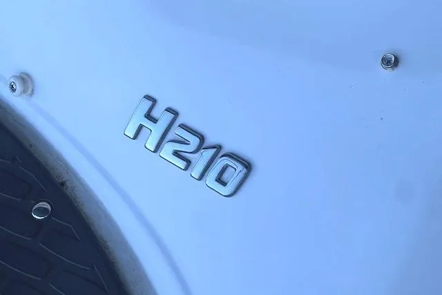 Slide: The Image of 2004 Four Winns 210 Horizon SS boat emblem, H210 model badge. - 19