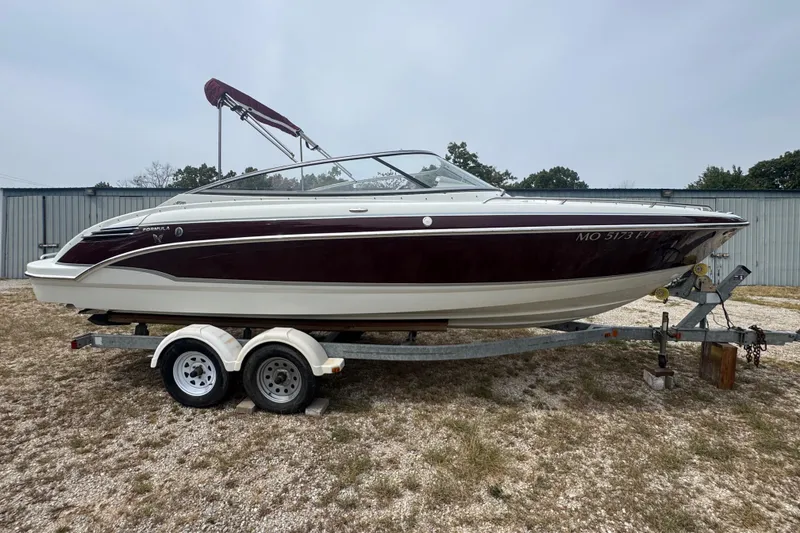 The Image of 2007 Formula 240 Bowrider boat on trailer, parked outdoors, side view. - 0