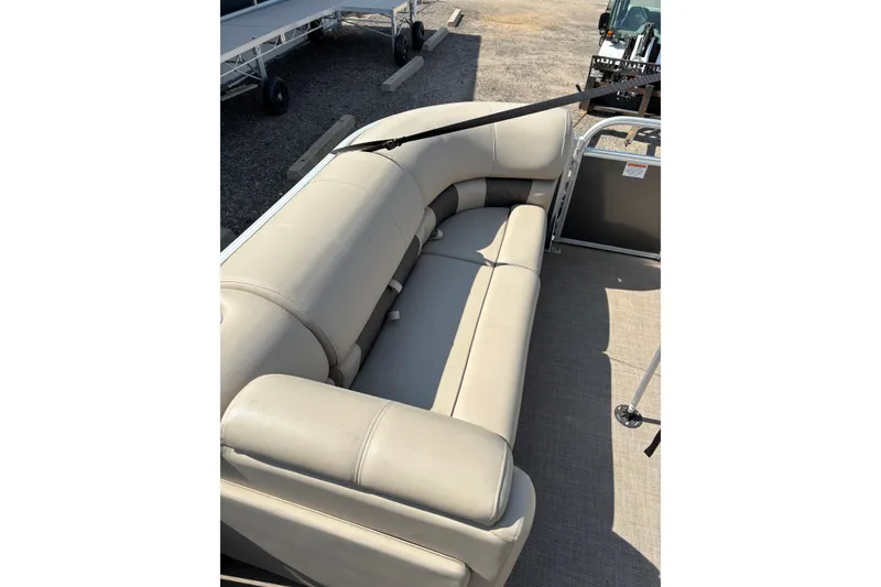 Slide: The Image of 2022 Sun Tracker Party Barge 20 DLX with beige seating on deck. - 17