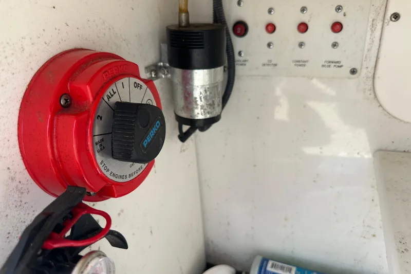 Slide: The Image of 2005 Formula 260 Bowrider battery switch and control panel close-up. - 21