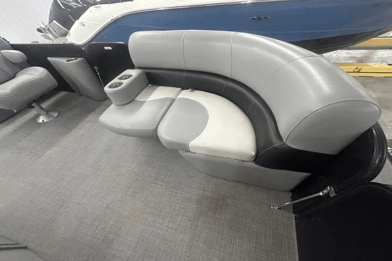 Slide: The Image of Manitou 210 Aurora LE 2019 - 12