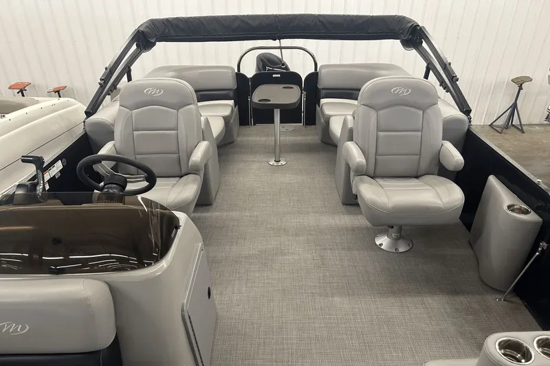 Slide: The Image of Manitou 210 Aurora LE 2019 - 13