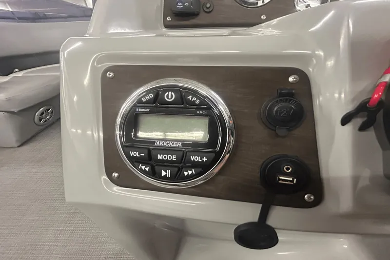 Slide: The Image of Manitou 210 Aurora LE 2019 - 16