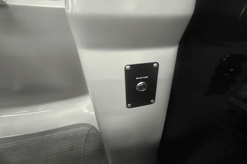 Slide: The Image of Manitou 210 Aurora LE 2019 - 18