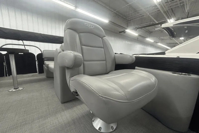 Slide: The Image of Manitou 210 Aurora LE 2019 - 22