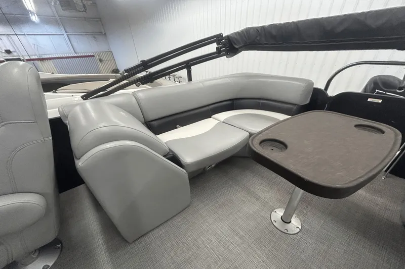 Slide: The Image of Manitou 210 Aurora LE 2019 - 26