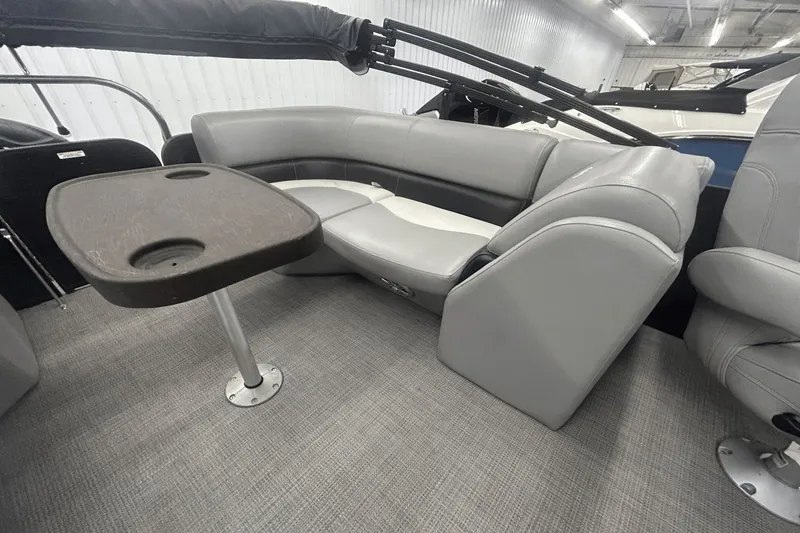 Slide: The Image of Manitou 210 Aurora LE 2019 - 27