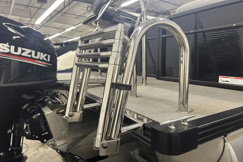 Slide: The Image of Manitou 210 Aurora LE 2019 - 30