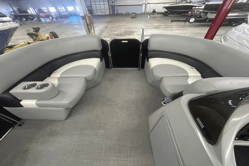 Slide: The Image of Manitou 210 Aurora LE 2019 - 32