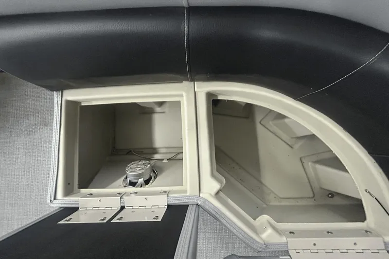 Slide: The Image of Manitou 210 Aurora LE 2019 - 38