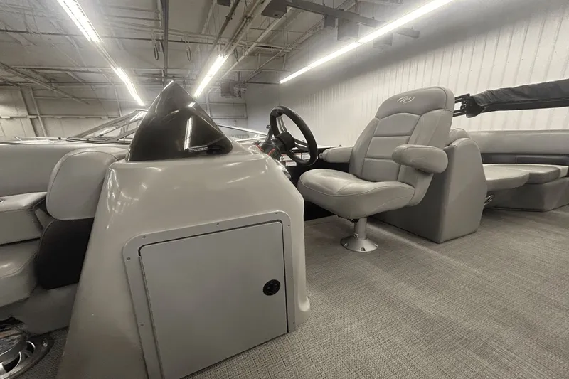 Slide: The Image of Manitou 210 Aurora LE 2019 - 40