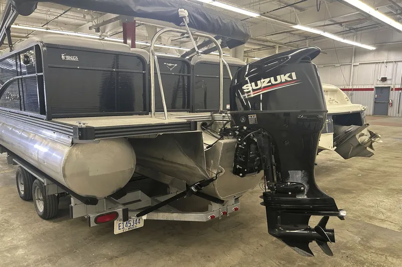 Slide: The Image of Manitou 210 Aurora LE 2019 - 7