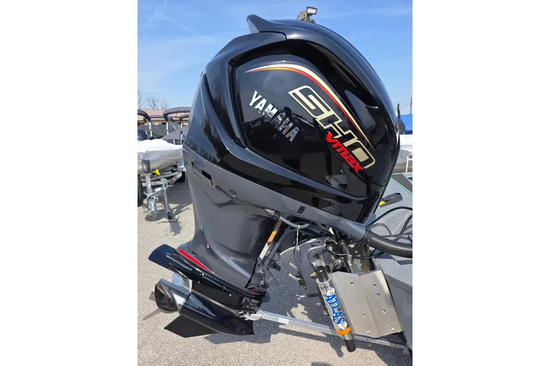 Slide: The Image of 2026 Xpress XR21 boat with Yamaha SHO VMAX outboard motor. - 7