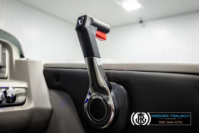 Slide: The Image of Throttle control lever in 2026 Avalon LSZ Vrl boat, featuring Suzuki branding. - 39