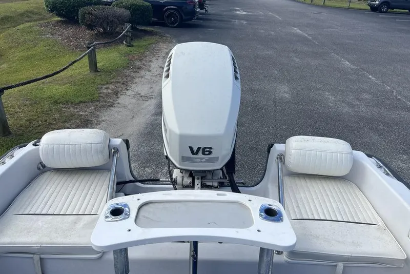 Slide: The Image of 1997 Boston Whaler Outrage 17 with V6 engine, featuring white seating and deck. - 15