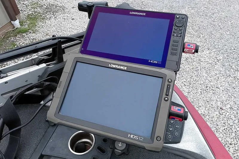 Slide: The Image of 2015 Ranger Z521C boat with dual Lowrance HDS displays for navigation and fish finding. - 25