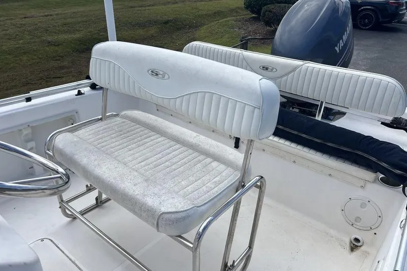 Slide: The Image of 2007 Sea Hunt BX 22 T boat interior with white seating and Yamaha engine. - 15