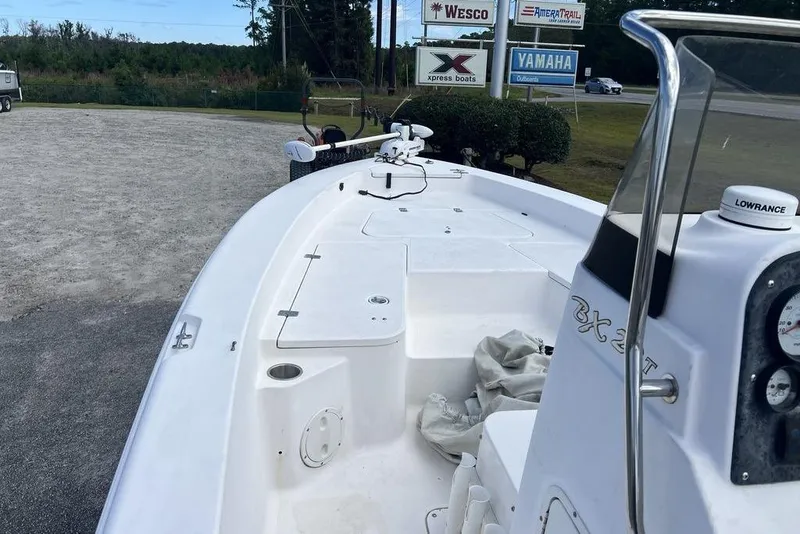 Slide: The Image of 2007 Sea Hunt BX 22 T boat with Lowrance equipment, parked near Yamaha and Xpress Boats signs. - 7