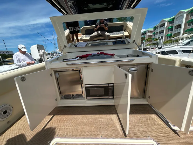 Slide: The Image of Chris-Craft Catalina 34 2023 - 12