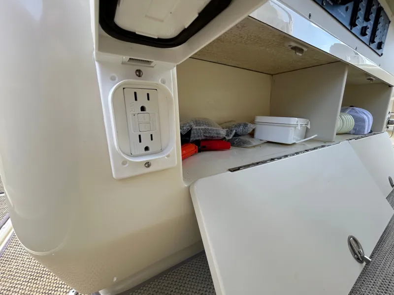 Slide: The Image of Chris-Craft Catalina 34 2023 - 20