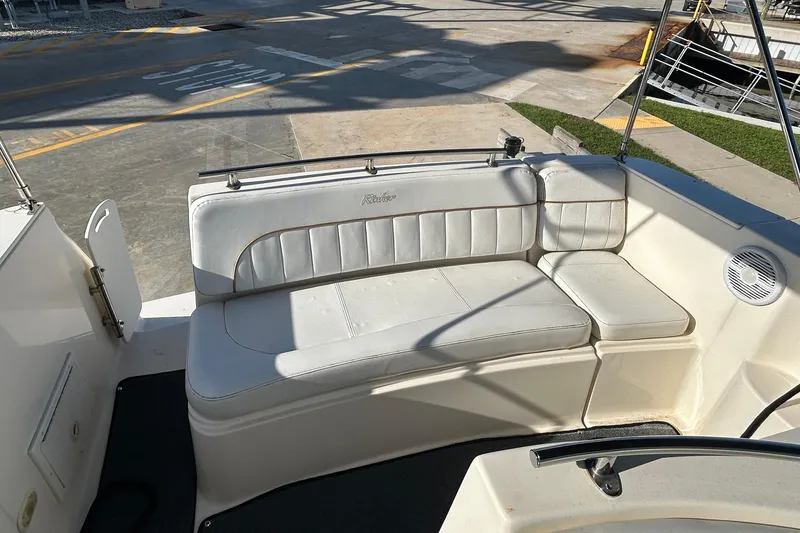 Slide: The Image of White seating area on a 2000 Rinker 270 Fiesta Vee boat. - 15