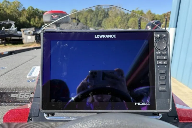 Slide: The Image of 2023 Ranger Z520R boat with Lowrance HDS12 display at the helm. - 14