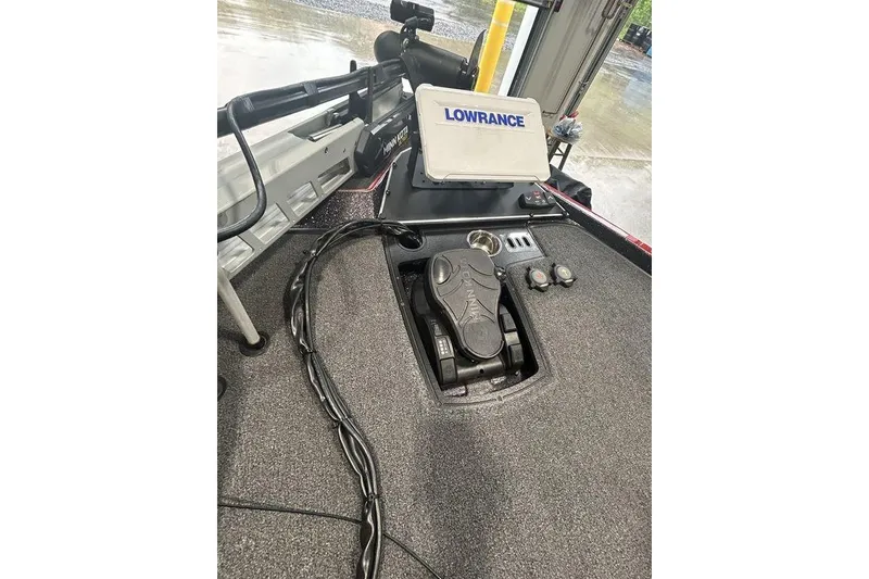 Slide: The Image of 2023 Ranger Z520R Ranger Cup boat with sleek design and shiny finish. - 8