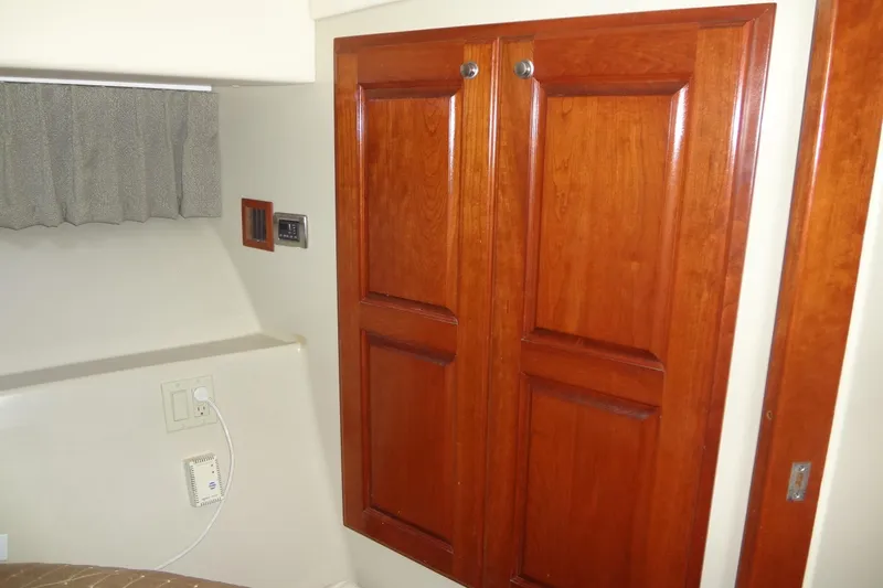 Slide: The Image of Interior of 2008 Bluewater 5200 Signature Edition with wooden cabinet and wall fixtures. - 38