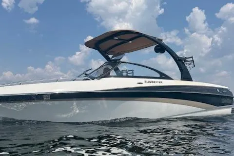 Slide: The Image of 2005 Malibu Sunsetter 23 XTi boat on water under a cloudy sky. - 4